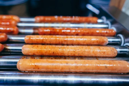 Podgrzewacze rolkowe – must-have w każdym punkcie sprzedaży hot dogów