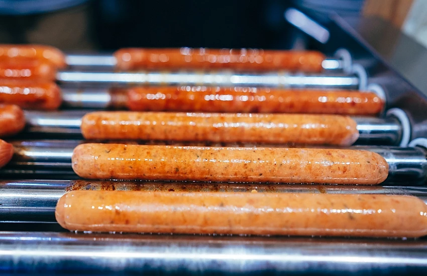 Podgrzewacze rolkowe – must-have w każdym punkcie sprzedaży hot dogów